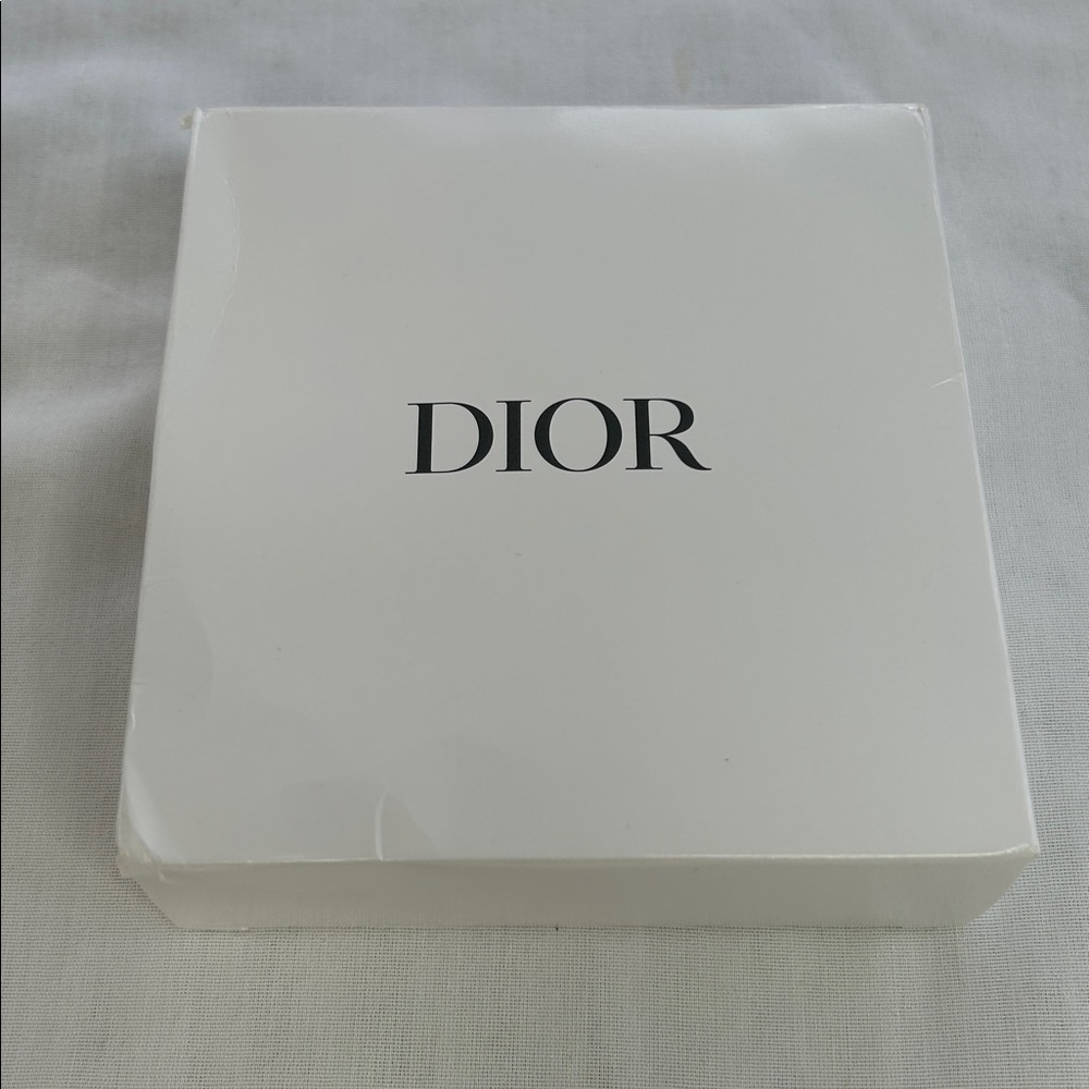 Dior Beauty Silver Metallic Round Zip Around Vanity Case NWT - Picture 8 of 9